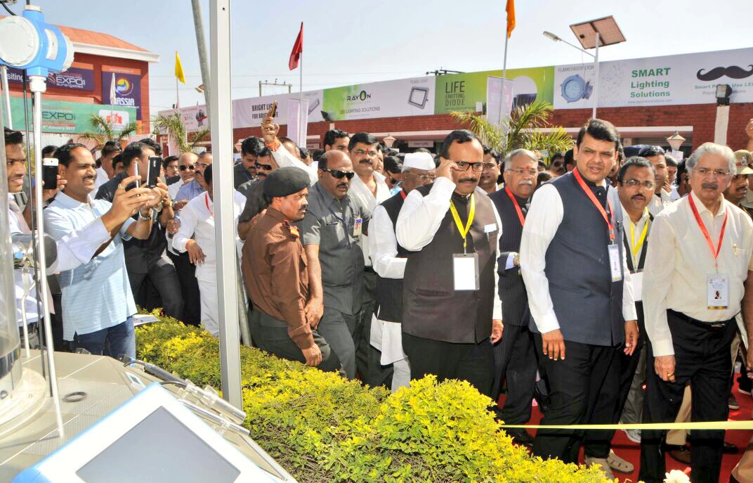 CM <a href="/Dev_Fadnavis/">Devendra Fadnavis</a> visits the stalls and interacts with the entrepreneurs and participants at Advantage Maharashtra Expo 2017 in Aurangabad