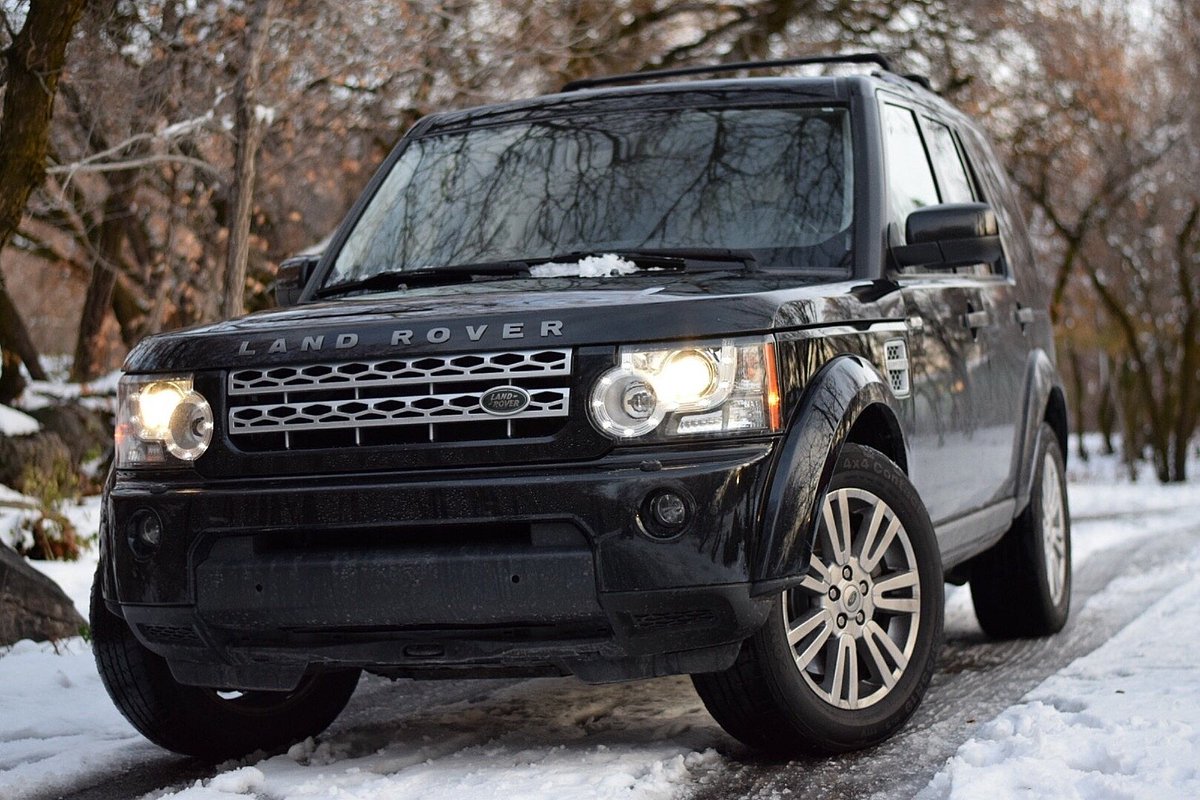Velazcula's tweet photo. My favorite feature of this ride? The M.I.L.F detector (Mountain I'd Like to Face) #lr4 #landrover #santoriniblack #ogden #mountogden https://t.co/vpyMkawvO6