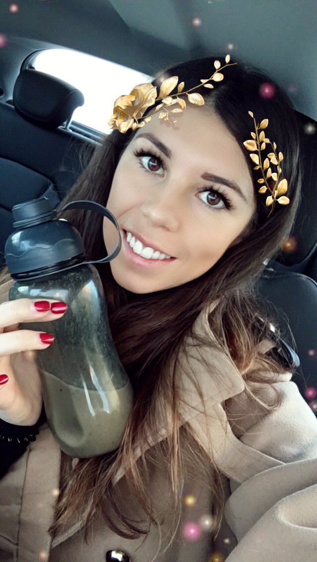 LaurenOd101's tweet photo. Waiting for the car to de-ice while I shake shake shake 🎤🎤
#winter #weather #healthy #januarycleanse #h2oproject #nutrition https://t.co/tz6SNSHgyY