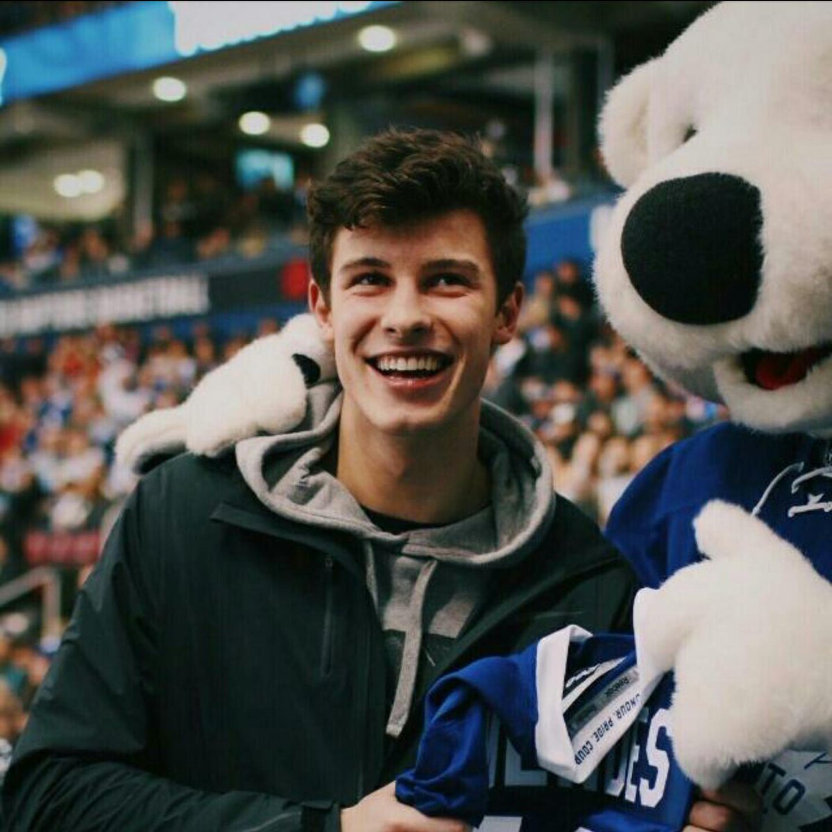 mendesbeanss's tweet image. Rt for this beautiful smile!❤ @ShawnMendes  #BestFanArmy #MendesArmy #BestCover #Here #iHeartAwards