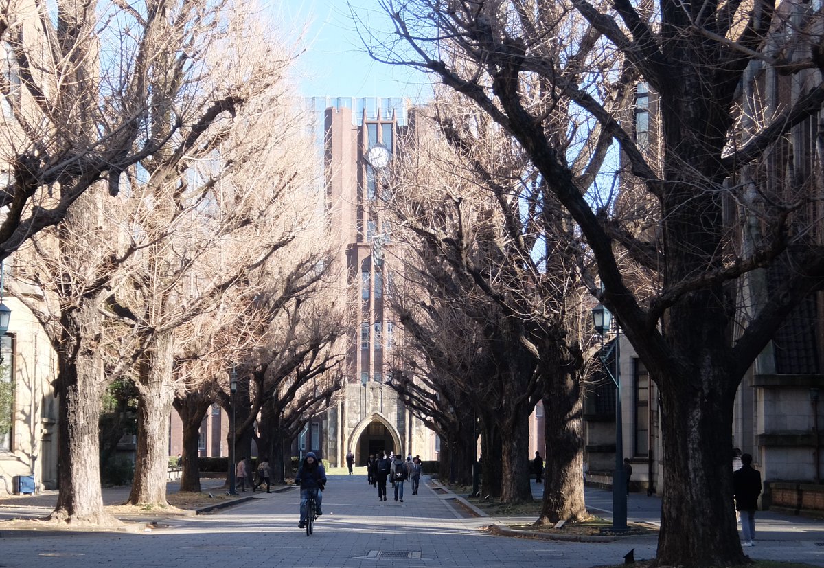 NaoKody's tweet image. Final lec @UTokyo_News by Prof Higuchi. &quot;#ElderLaw &amp;amp; #ICT&quot;. #Carerobot (for preventin #dementia) given as a gift of appreciation by students