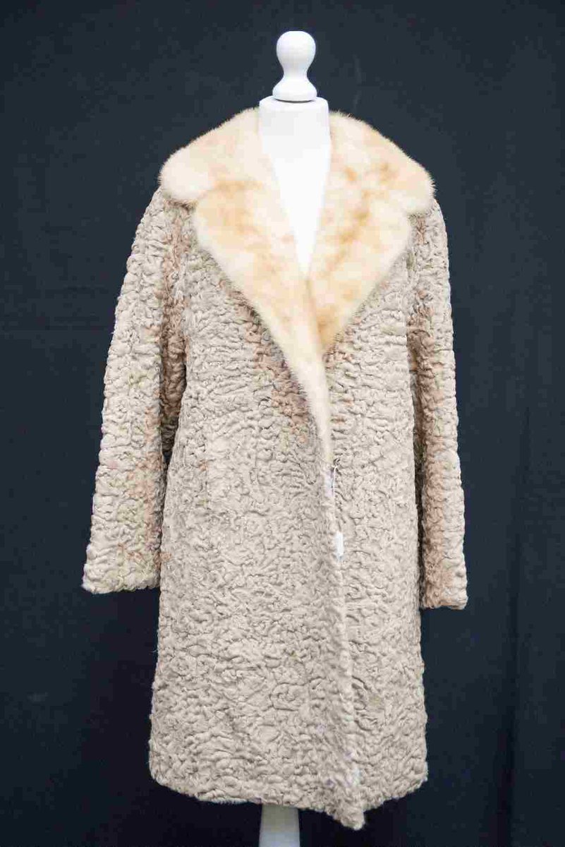 HansonsUK's tweet photo. Wrap up #warm this #winter and keep yourself nice &amp; toasty with a #vintagecoat #freezing #oldisbest #qualityrules #januaryfrost #coldestday https://t.co/VgYyZwSYzC
