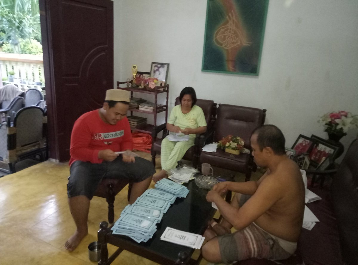 risqonawawi's tweet photo. Lagi buat undangan 40 hari nya ALMH Oma riri tersayang.. 😢 semoga ALMH oma tenang di alam sana.. aminn.. 🙏😔😭 https://t.co/Pcp7SNFy1q