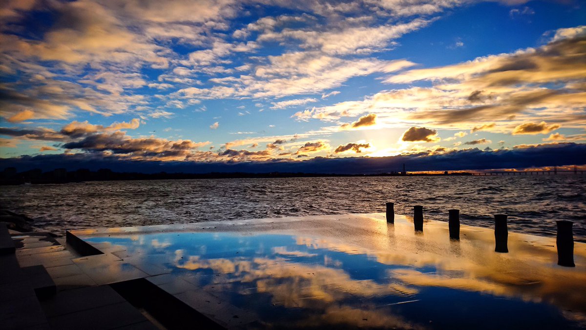 LisavonSteijern's tweet photo. Reflection in the seawater 
West Harbour in Malmö 
#photography 
#sweden
#photofrommyheart https://t.co/GzfxL3A4Ga