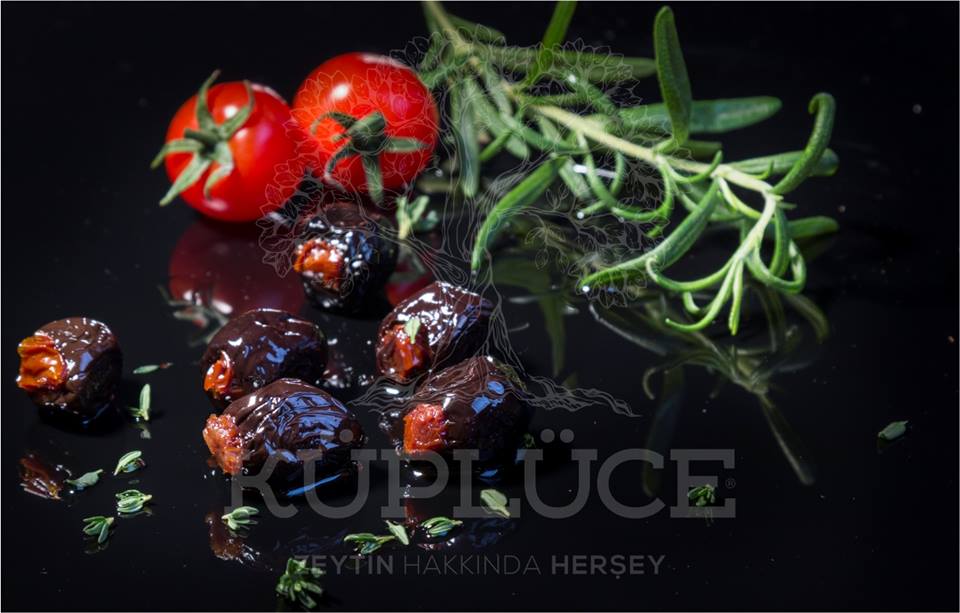kupluceolive's tweet photo. Siyah Zeytinin çekirdeği mi çıkarmış! Üstüne birde domates dolgusu mu! Daha neler! 
İşte karşınızda Marinette Zeytin #marinettezeytin https://t.co/el4PvEPbL5
