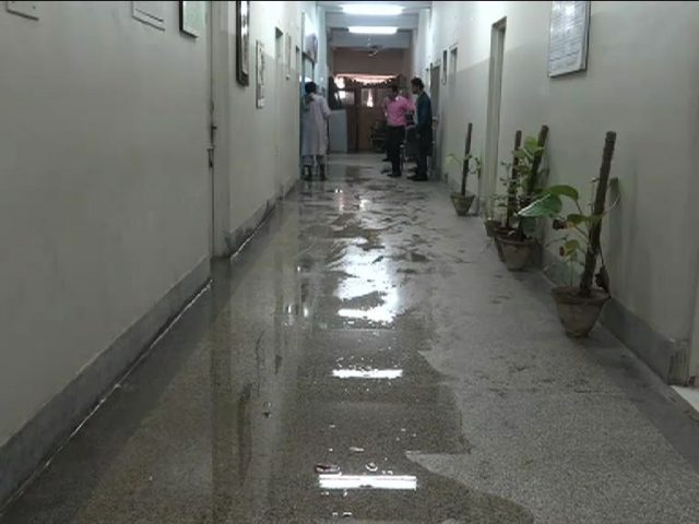 Video: Sewerage water enters Karachi Jinnah hospital