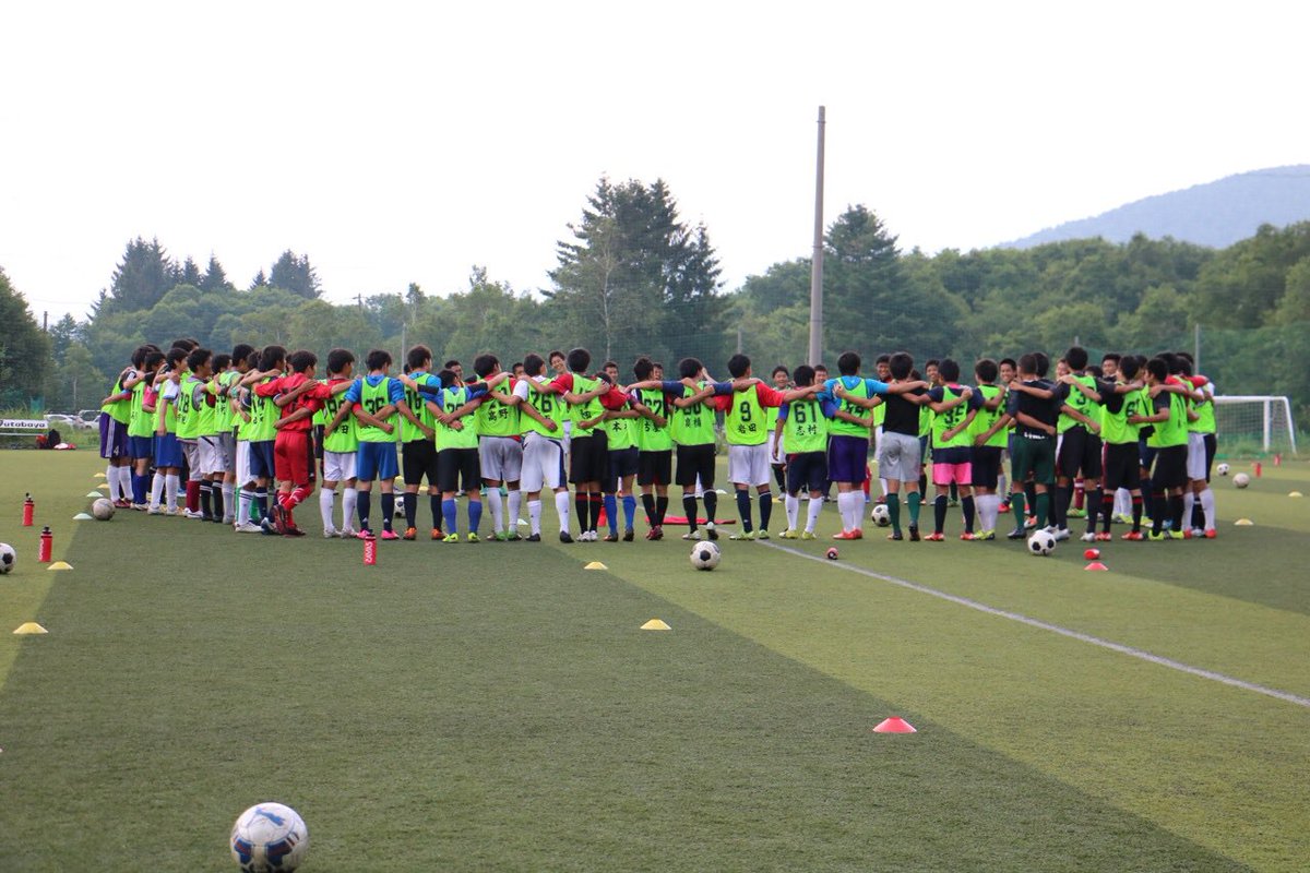 ykanofootball's tweet photo. 今日で引退。そして11年間のサッカー人生が終わりました。心の底から悔しかった。
毎日が鍛練期かと思うくらい走らされたけどそれもいい思い出！
全員で気合い入れて坊主にして良かったと思ってる！
辛いこと色々あったけど、仲間と全国ベスト8まで来れたことを誇りに思う！
みんなありがとう！ https://t.co/e3u6okB3wI