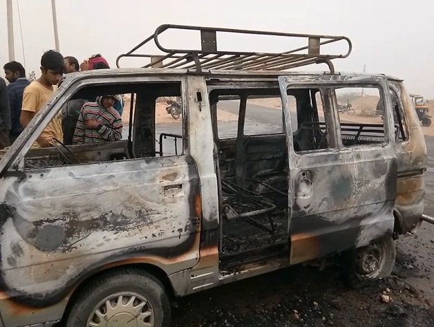 1stIndiaNews's tweet photo. आग की लपटों में वेन हुई स्वाहा, सवारियों सुरक्षित बाहर निकाला
https://t.co/qOma0vH5Ni
#Jaisalmer #Rajasthan #fire #Fireinvan #Safe https://t.co/hWHc7BuihB