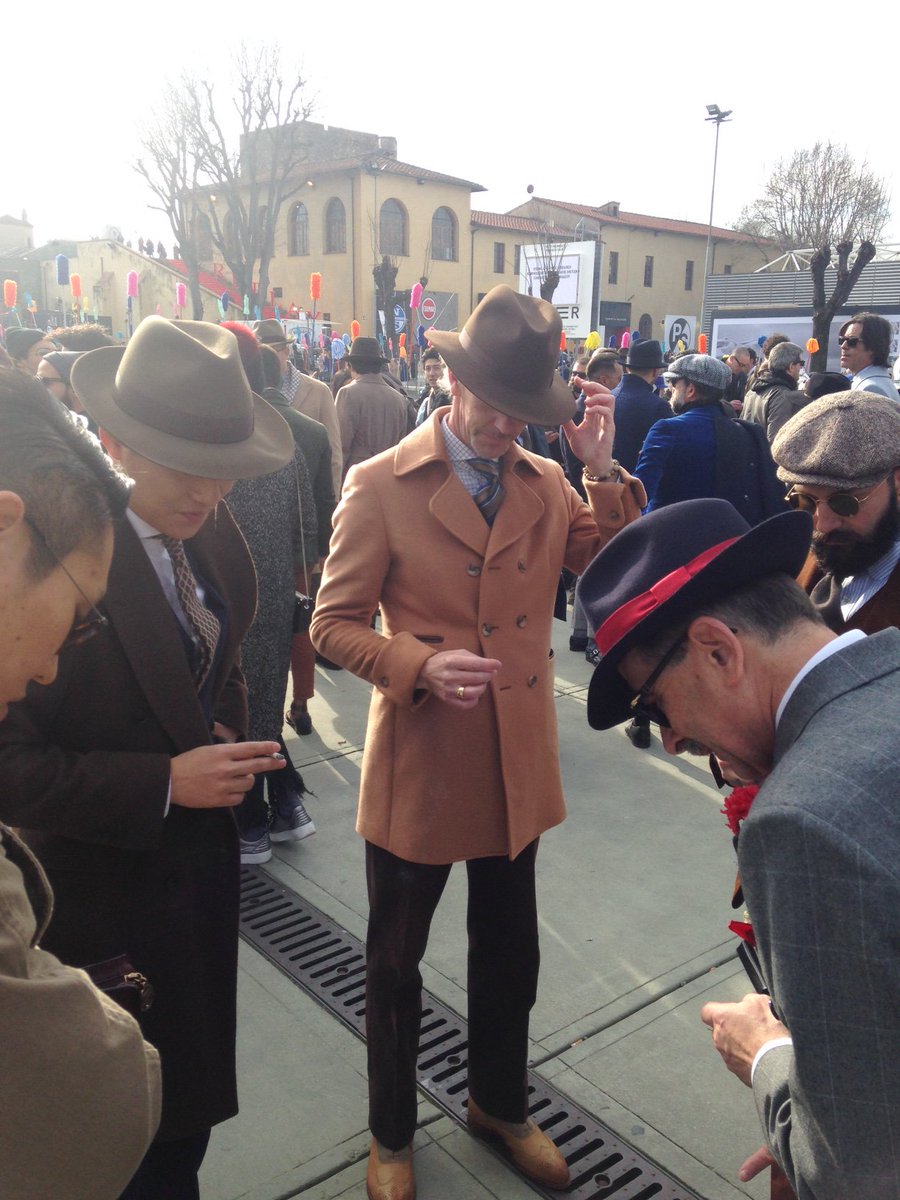 El abrigo es pieza clave en los looks de  #PittiUomo #ThomasPinkMx