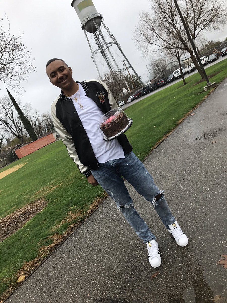 cyncerely_'s tweet photo. Happy glo day to Darrious, my main y'all 😛🎉🤘🏼 #yeahigavehimthatcake #gonehead #fuckitupbestfriend https://t.co/srpTEMPoOj