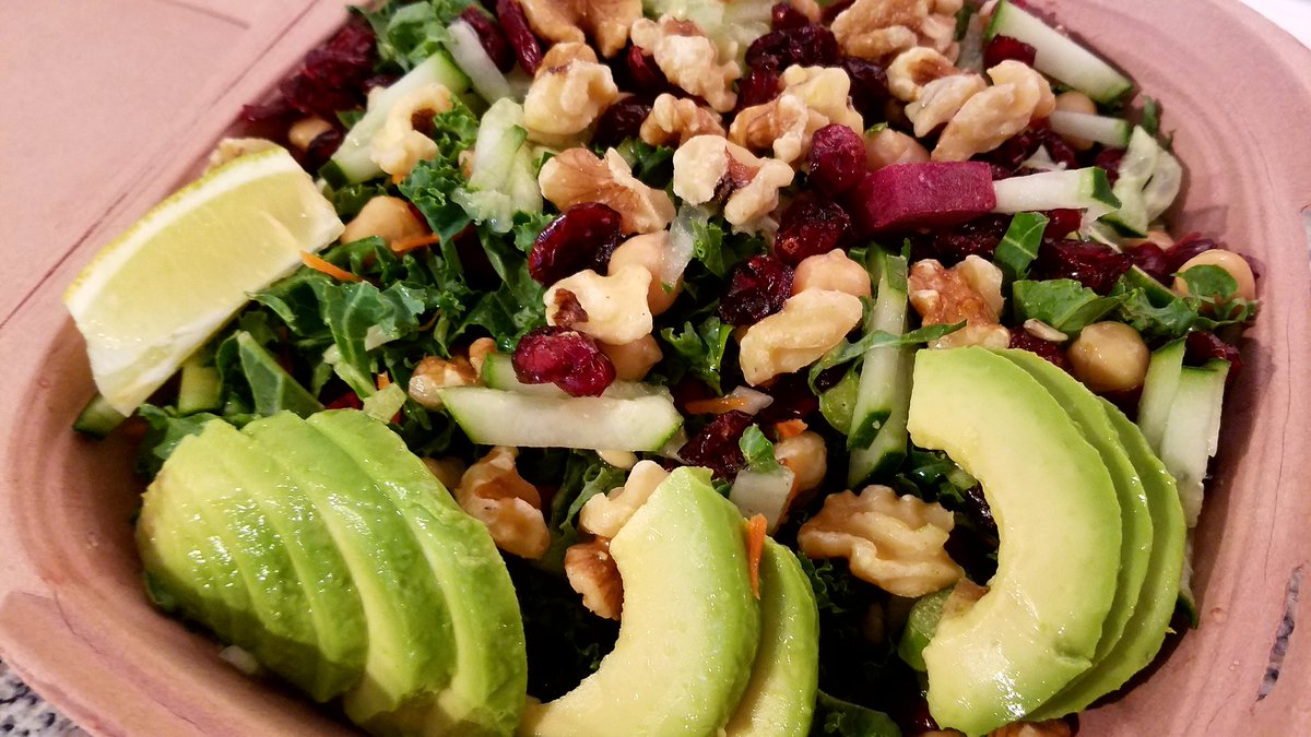 KalinaRyu's tweet photo. my fave rn 💚 kale, carrots, beets, cucumbers, avocado, chickpeas, cranberries, walnuts.. no dressing just lemon :) so yum https://t.co/9JwOfCH4YP