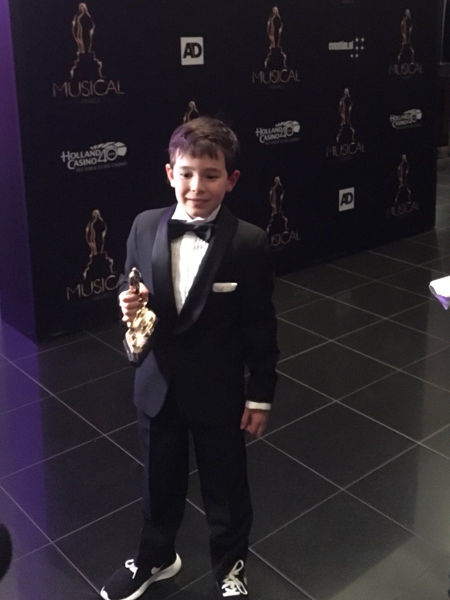 Achter de schermen laat talent Silver Metz zijn award zien #MusicalAwards