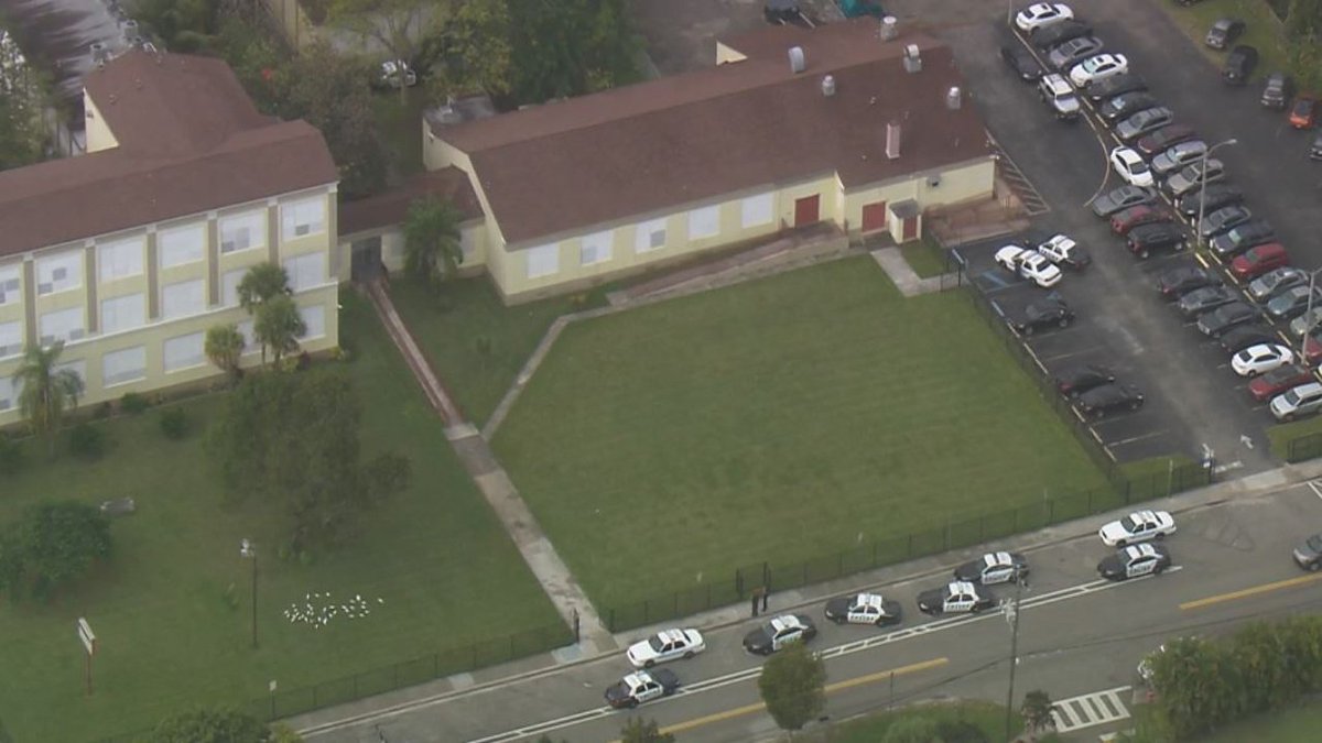 Fight at S. Fla. middle school prompts large police presence bit.ly/2iLpteQ https://t.co/Z4qNkTdkZQ