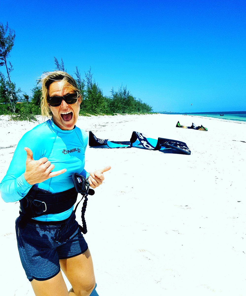 cristacullen5's tweet photo. Last kite of the holiday 😞 the wind is pumping 💨, feel very spoilt to call this place home. #kitechick #tourquoise #onbrand https://t.co/eDOMRMHlE8