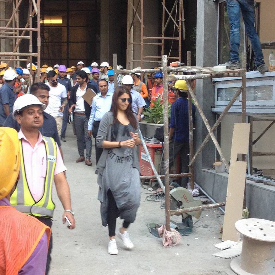 NurseryCenter's tweet photo. More pics of @AnushkaSharma &amp; @imVkohli spotted at Omkar 1973 Worli in Mumbai 💙 #Virushka https://t.co/uGHzEJRsoD