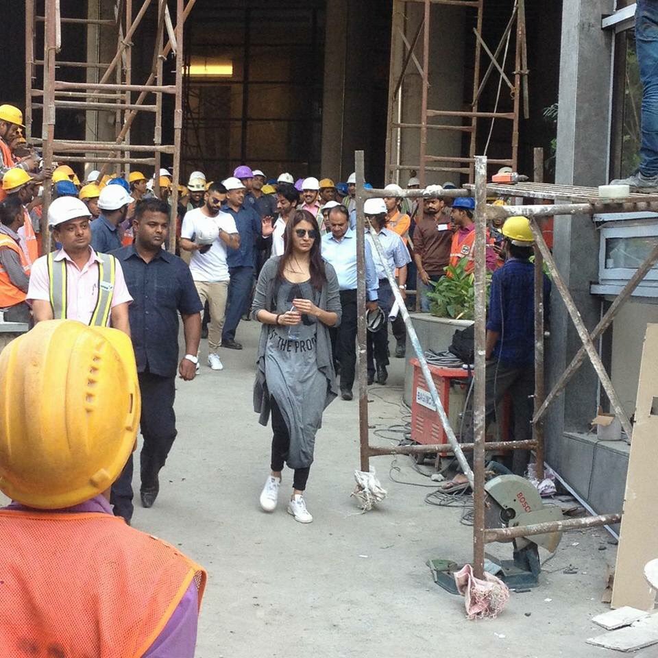 NurseryCenter's tweet photo. More pics of @AnushkaSharma &amp; @imVkohli spotted at Omkar 1973 Worli in Mumbai 💙 #Virushka https://t.co/uGHzEJRsoD