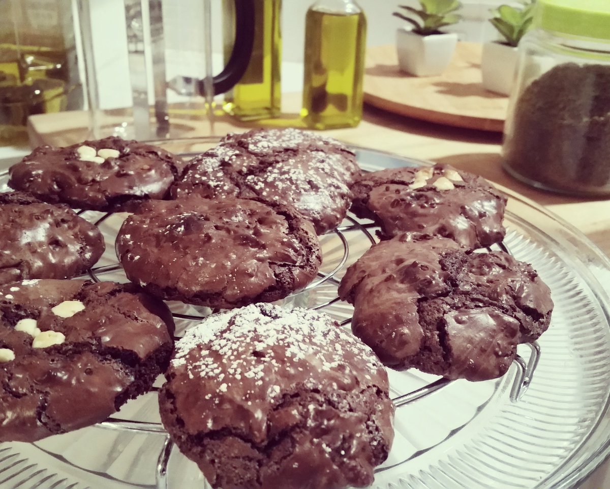 Infusing oils and eating cookies 😊💚😋

#glutenfree #chocolatecookies #infusedoils #medicalcannabis #flourlesscookie #nomnom #medicateyourself