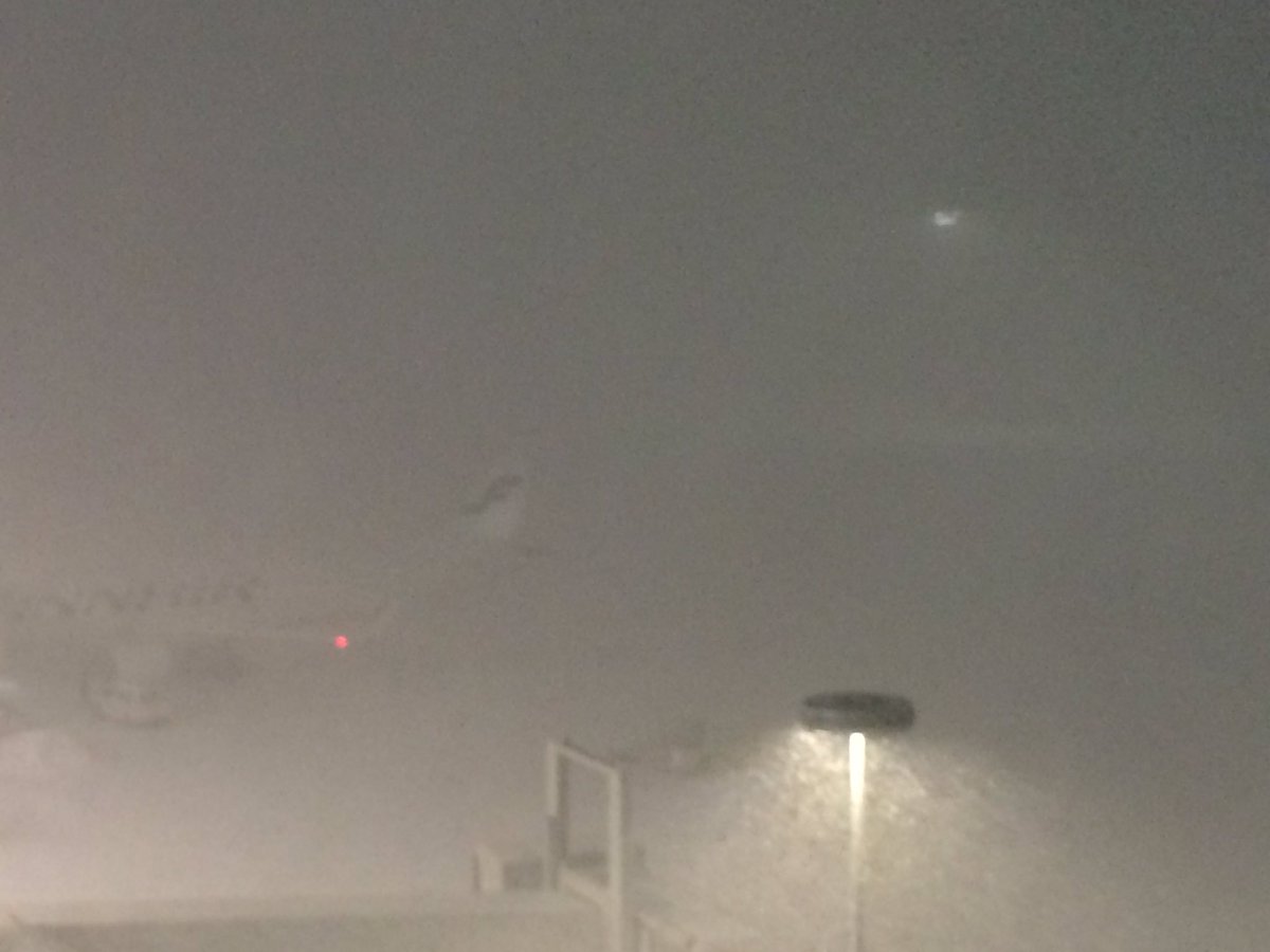 kimmomeuronen's tweet photo. Smooth co-operations @HelsinkiAirport #aproncontrol and #snowmaintenance team #finaviaoyj #smoothtravelling SnoW Broplems https://t.co/crbnx3SQkH