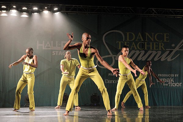 Dance_Magazine's tweet image. Martha Nichols' work is "fiercely joyful, effortlessly in charge." Dwnld Jan issue to meet all #25toWatch: bit.ly/1QPGFtQ PC R Papo