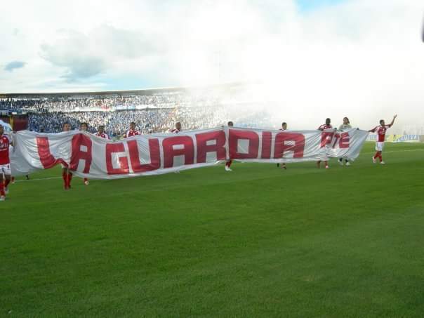 Salud 🍻 por los que están en el cielo, privados de la libertad o en el extranjero y no pueden gritar con nosotros  #LaGuardiaXXAniversario