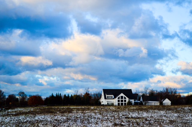 ibrake4kitchen1's tweet photo. Ohio has it's share of modern farmhouse styles which look beautiful on the land! #ohio #modernfarmhouse @OHCountryHome https://t.co/8m6XmH96tr