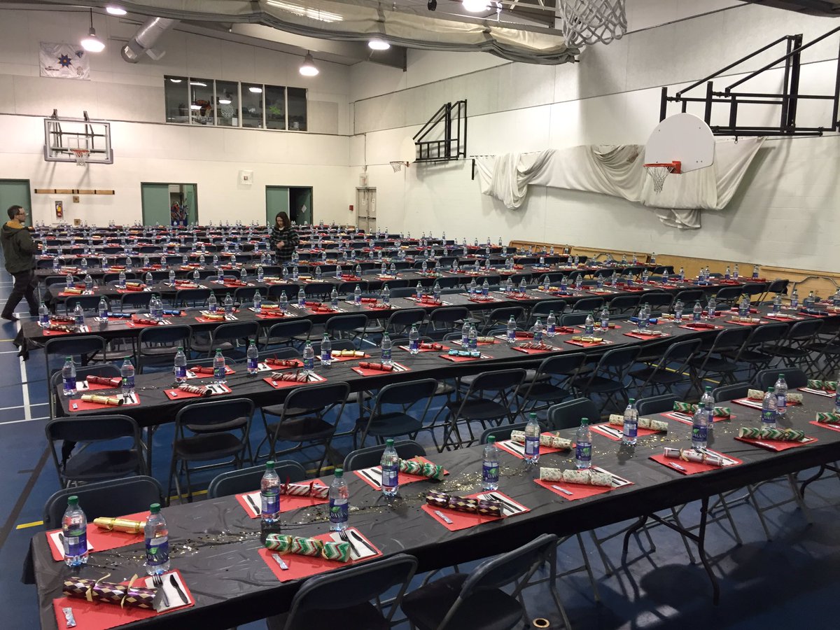 Thank you EcoQuest for helping with set-up of our Community Dinner,  #HelpingHands #GivingHopeToday <a href="/StoonPubSchools/">Saskatoon Public Schools</a> @TylerRittinger