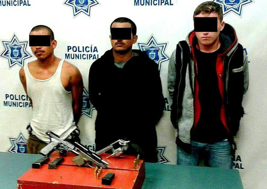 POLICÍA MUNICIPAL DE TIJUANA detuvo a 3 hombres con armas, cartuchos y drogas. Uno tiene orden de aprehensión por delitos contra la salud.