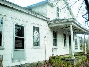 ToSaveEnergy's tweet photo. Before/After: This became an energy-efficient, net-zero home saving its owners $3,500 a year→ https://t.co/nE9m884qG0 https://t.co/L63NfXbNmT