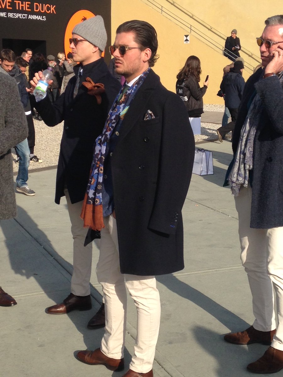 #PittiUomo es todo sobre los detalles. Un contraste de color es la clave para este Invierno #Outfox #ThomasPinkMx