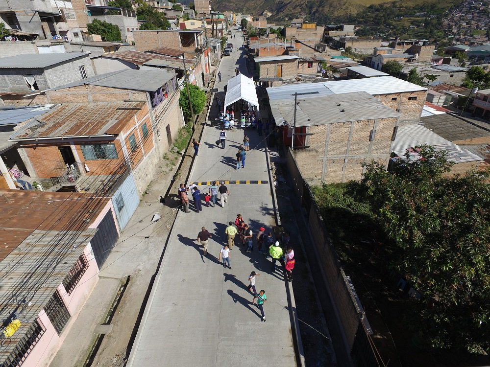 FHIS_HN's tweet photo. El ministro @mariopinedav inauguró a nombre del Pdte @JuanOrlandoH el proyecto de pavimentación de la colonia Lomas del Norte de la capital https://t.co/IOpxuPD8n6