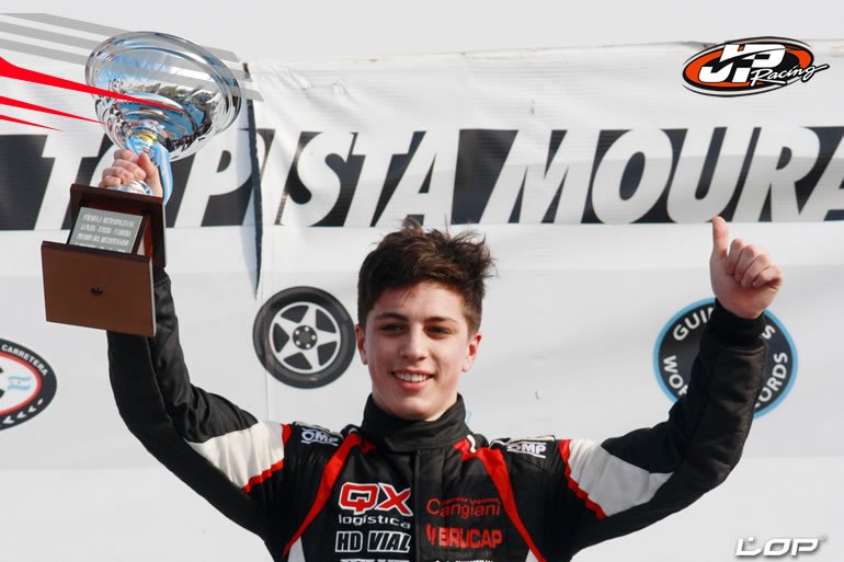 equipocanning's tweet photo. #Repaso2016 #FMetro ▶ Los números con @FedeGaita 👏😃
1 Triunfo.
8 Podios.
P4 en el campeonato. https://t.co/b5LJ1BdHxR