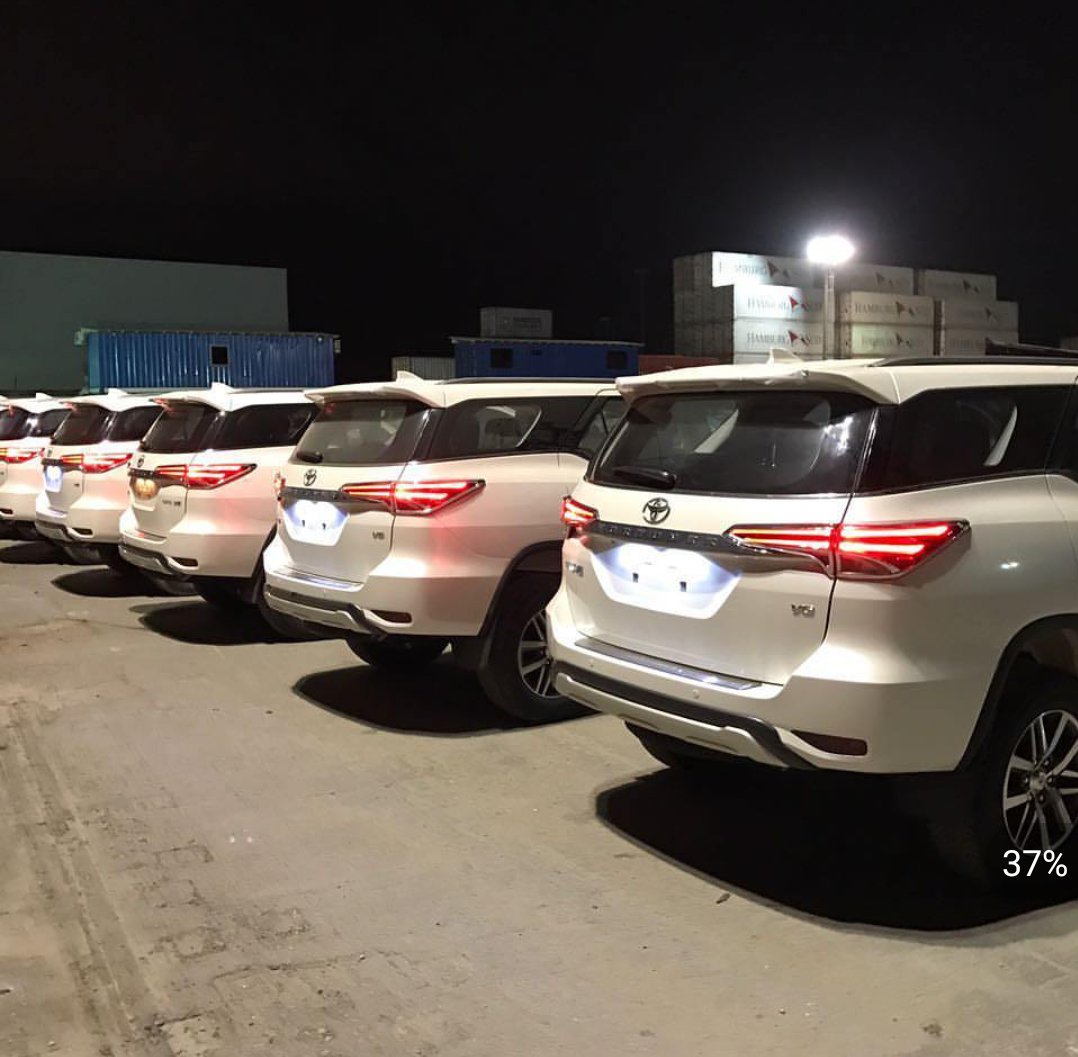 AnonymousVene10's tweet photo. ¡EL RIDICULO NO ES DE GRATIS!

Cargamentos de (CAMIONETAS TOYOTAS) llega para ser repartidas a los altos mandos.

¡Ñoo @NestorReverol ! https://t.co/h7wAbr3Aba