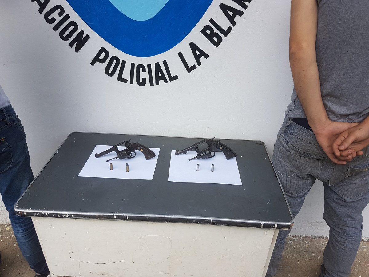 CCPElVigia's tweet photo. Capturados dos sujetos con dos armas de fuego tipo revolver en persecusion policial, al cometer robo a mano armada en el Vigia. #ccpelvigia https://t.co/I0hpy4AiiE