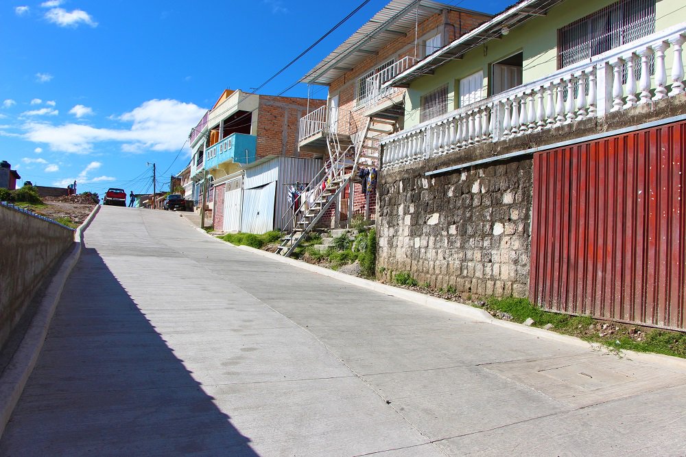 FHIS_HN's tweet photo. Con la ejecución del proyecto de pavimentación en la colonia Lomas del Norte se generaron 25 empleos directos @JuanOrlandoH @mariopinedav https://t.co/6m36bd0Vuh