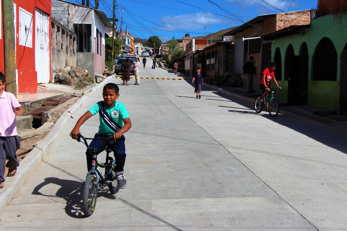 FHIS_HN's tweet photo. Con la ejecución del proyecto de pavimentación en la colonia Lomas del Norte se generaron 25 empleos directos @JuanOrlandoH @mariopinedav https://t.co/6m36bd0Vuh