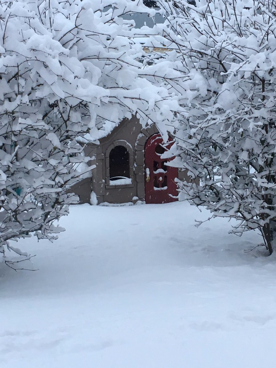PiedPiperCafe's tweet photo. This is our enchanted patio in yesterday's fresh snowfall. Looks like winter fairies might live here! https://t.co/CvVVh6bo6S