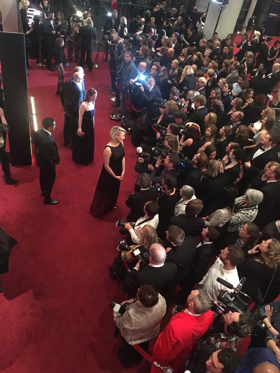 Het is dringen geblazen aan de Rode loper. Om kwart over acht maakt special guest Gloria Estefan haar opwachting #MusicalAwards