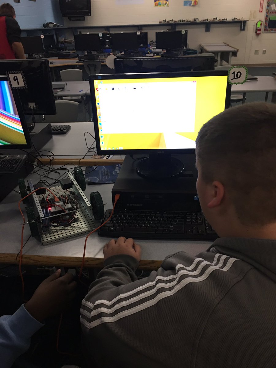 DoerschukPLTW's tweet image. Coding cars #acspresents #pltw #robotc #VEXRobotics