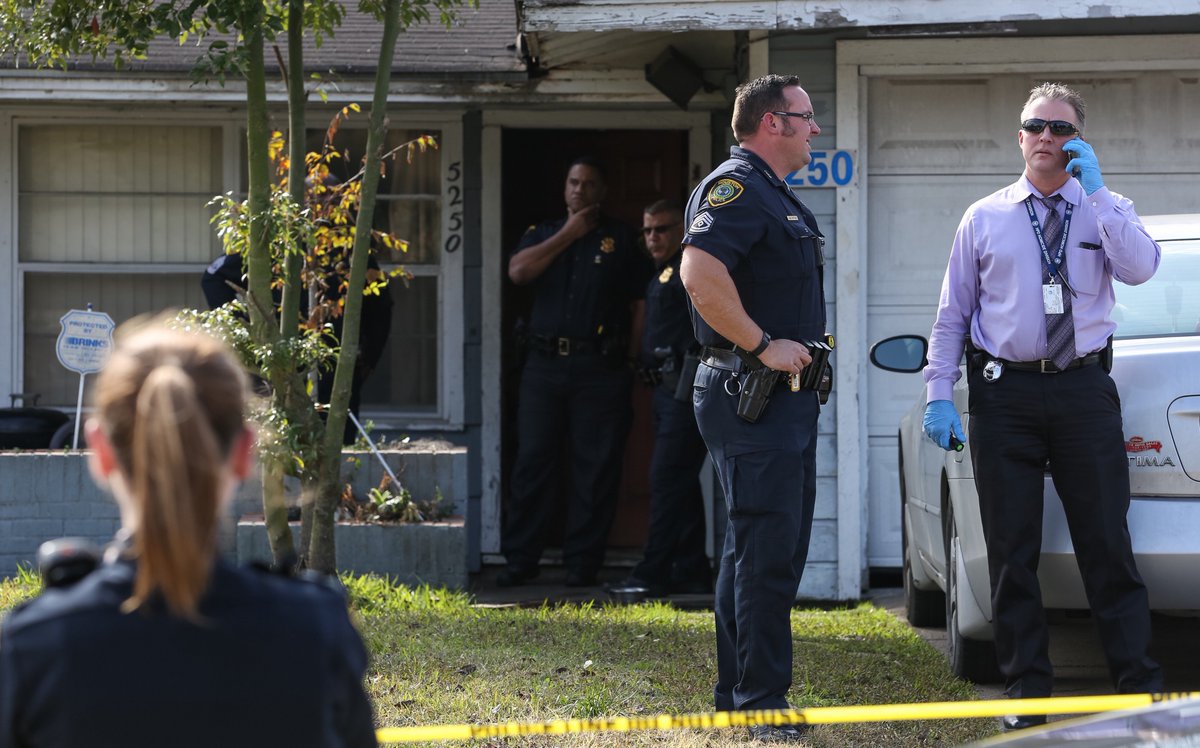 Two people found dead at home Thursday in SE Houston. #hounews 
chron.com/news/houston-t…