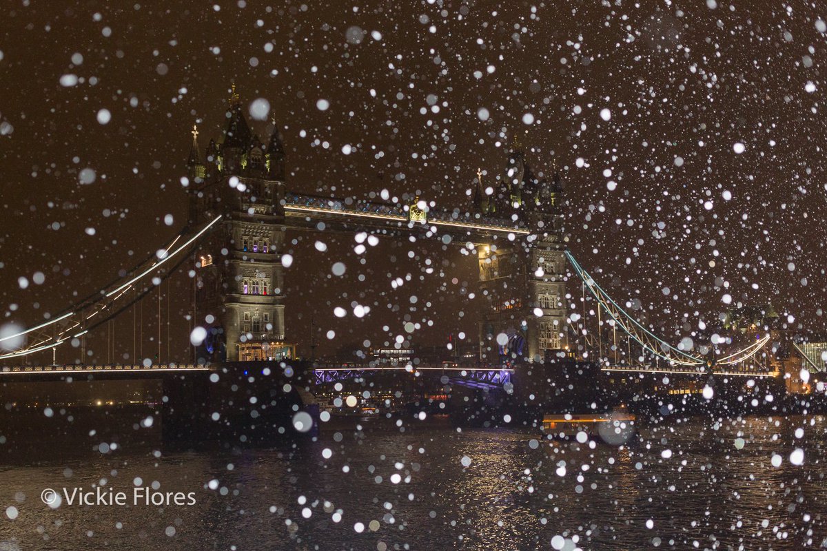 vickieflores's tweet photo. Snow! In front of Tower Bridge on the River Thames in London #uksnow https://t.co/e2OswWM2lf