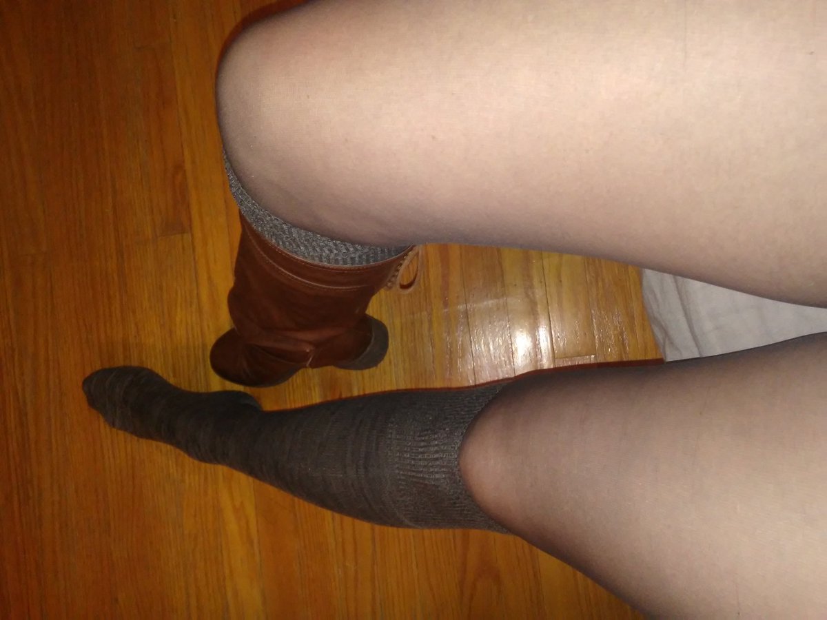 classykitten_'s tweet photo. When its chilly in philly, you need to layer up #chilly #philadelphia #nylon #socks #socksoutthursday #boots #Layers #classykitten https://t.co/OSbq2xy4Xd