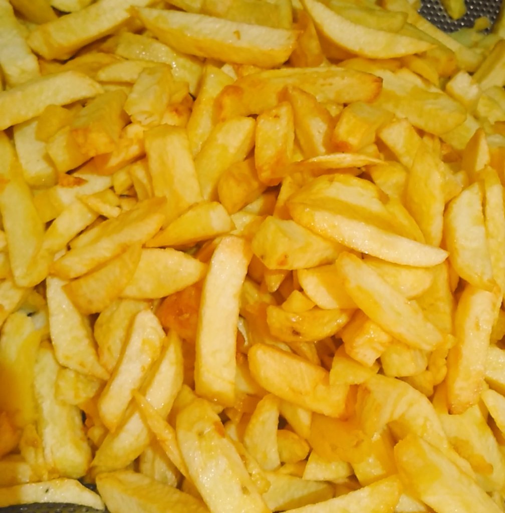 TheCodsScallops's tweet photo. Our delicious crispy chips fried in beef dripping made using Agria potatoes. #wollatonbranch #bramcotelane #golden https://t.co/KCxZrtYN8b