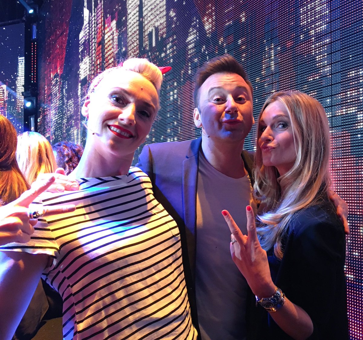 VTEP_TF1's tweet photo. Juste après @LesZawards, on retrouve un nouveau #VTEP inédit pour bien commencer le weekend ! 🎉 @TF1 #VTEP https://t.co/KvWE7v6oo2