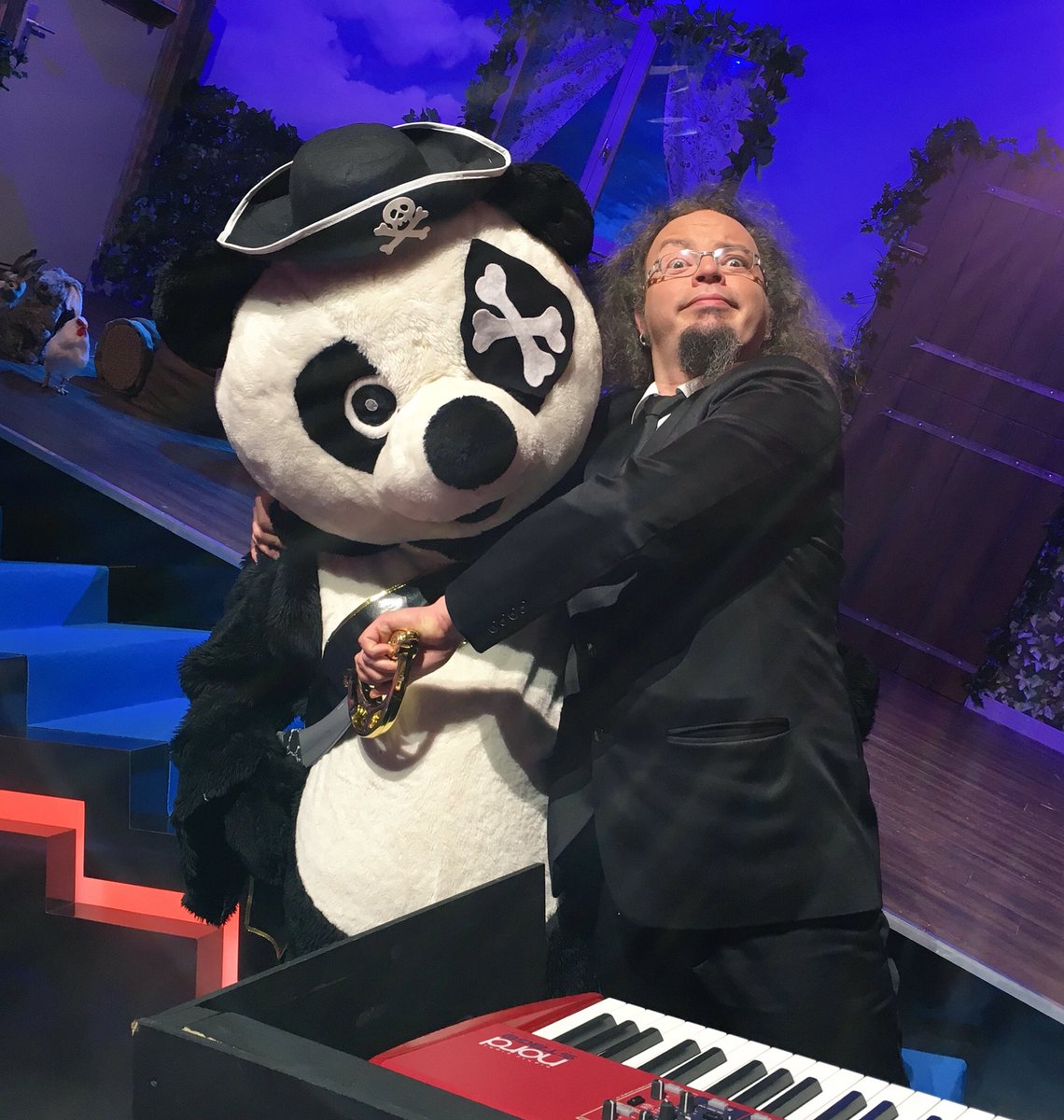 VTEP_TF1's tweet photo. Juste après @LesZawards, on retrouve un nouveau #VTEP inédit pour bien commencer le weekend ! 🎉 @TF1 #VTEP https://t.co/KvWE7v6oo2
