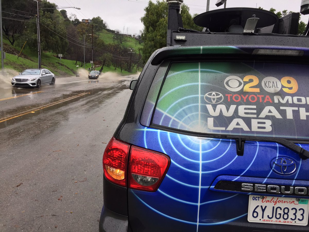 CraigHerreraTV's tweet photo. Flooding on #ColdWaterCanyon join us 4pm #KCAL9 & 5pm #cbsla @cbsla #LARain #rain @AmberLeeNews @EvelynTaft @1GarthKemp #mobileweather lab https://t.co/0AxsxrZCkG