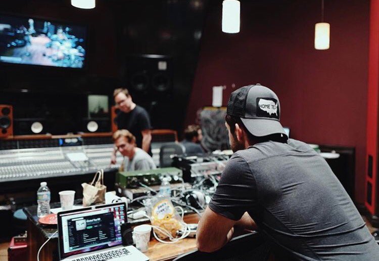 ThomasRhett's tweet photo. On the grind. #record3 📸 @JoshGilligan https://t.co/6qxpMp3G2v