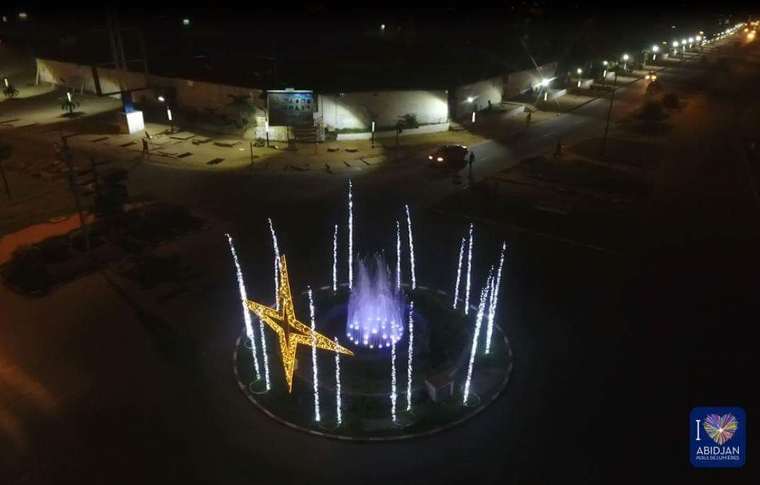 [ABIDJAN PERLE DE LUMIÈRES - 19 Décembre au 15 Janvier]

Le Rond Point de Cocody St Jean illuminé. ⭐✨
#APL2016