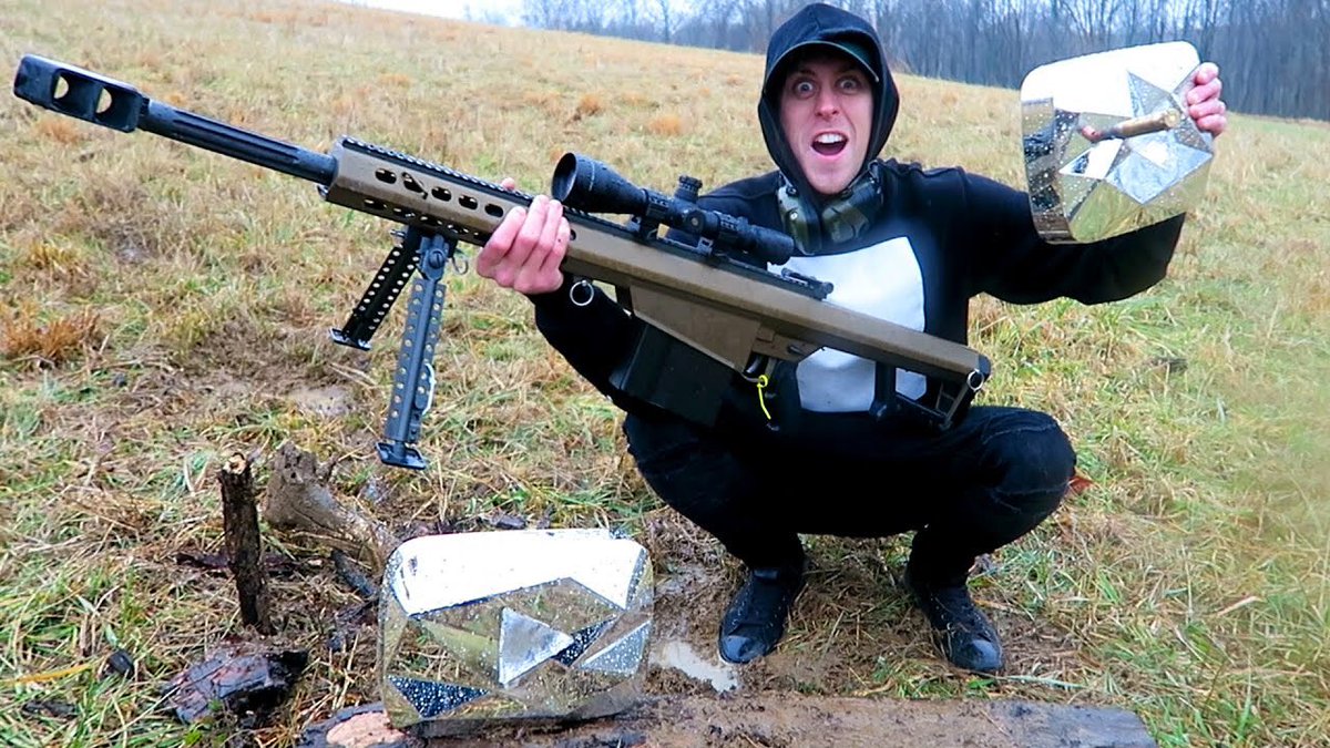 VlogCount's tweet photo. 2nd Vlog in a row! - 50 Caliber Vs Diamond Play Button - https://t.co/xN2RjUsNR0 @RomanAtwood @_little_britt_ #SmileMore :) #VlogCount https://t.co/GUV432LaQ0
