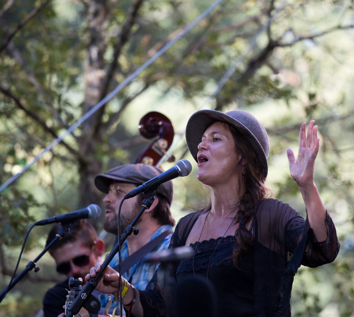 pickathon's tweet photo. Today's #pickathon2016 #OnTheFarmSessions video via @grist feat. @idrawslow with a tender "Don't Wake The Children." https://t.co/QpgjuUXNii https://t.co/yfu6VRw0Po