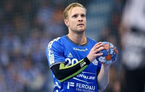 Fékk einu sinni rautt fyrir það að hnefa núverandi landsliðsmann. Hann hafði sett 9 mörk. Hann var 16 ára. Ég á þrítugsaldri #KillMe #HMRuv